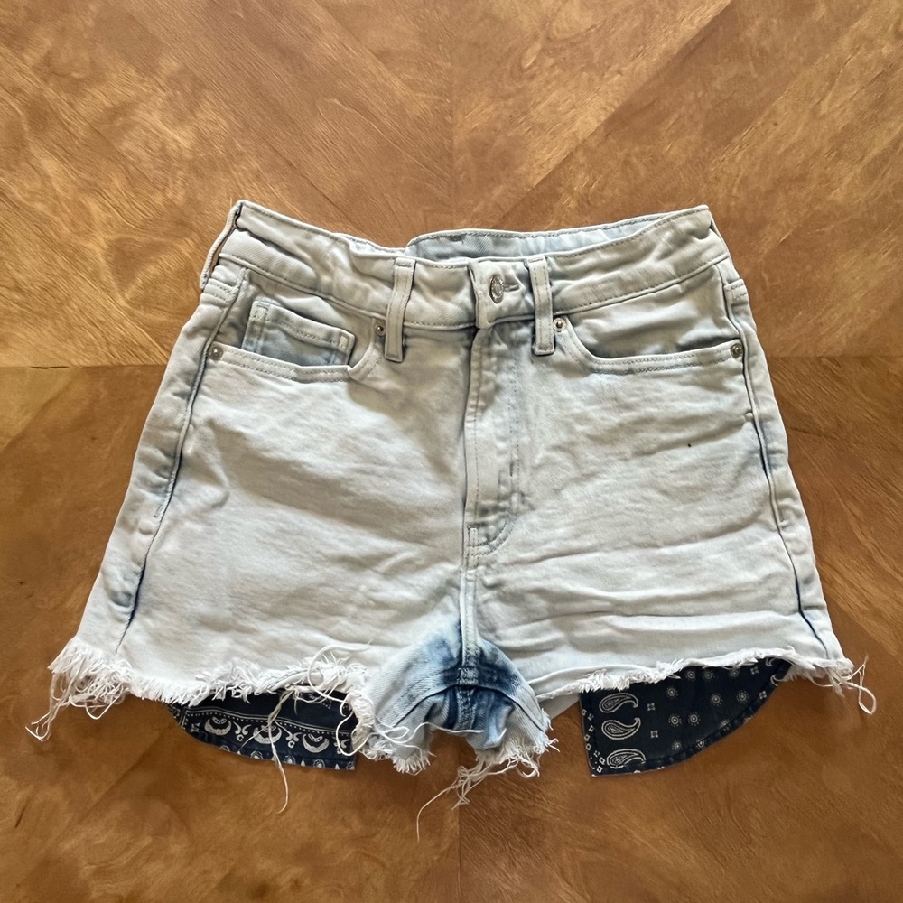 Old Navy Distressed Cut-Off Jean Shorts – Size 6 – Light Blue